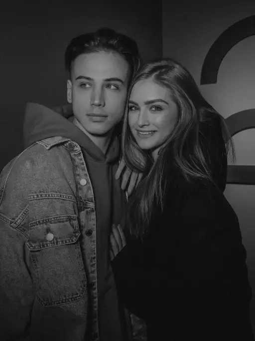 couple-posing-in-dark,guidlove best tips for lasting love